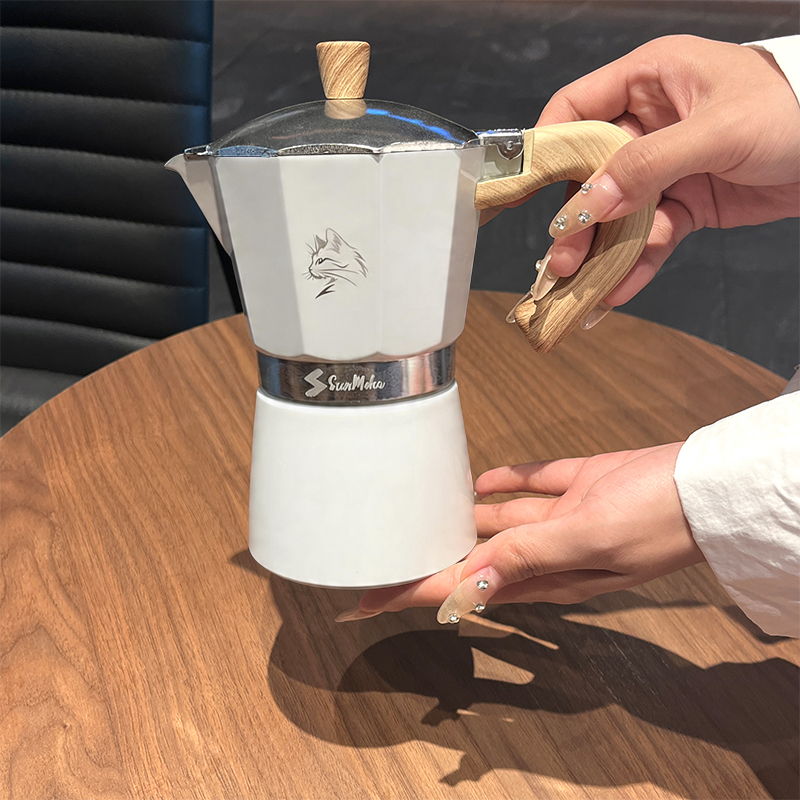 Moka Pot Stove - モカポット 3/6カップ - イタリア製ストーブトップエスプレッソメーカー（ガス＆電気コンロ対応）、クラシックグレカカフェティエラ・マキネッタ・カフェ（安全弁付き）