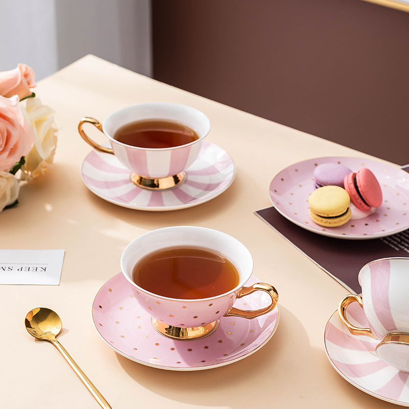 セラミックピンクコーヒーマグカップ、ディッシュティーカップ付 - Water Tea And Coffee のレビューと価格
