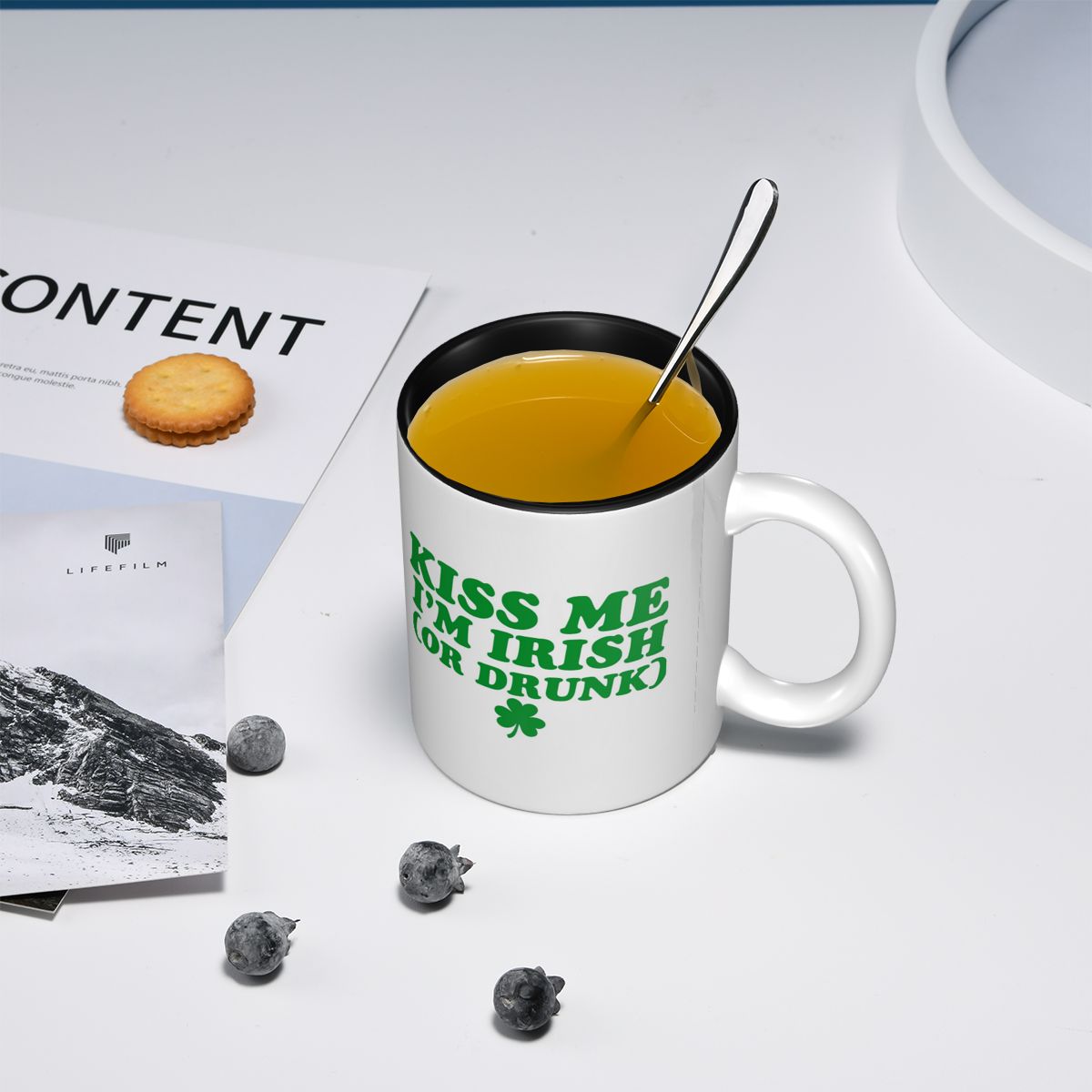 Kiss Me I'm Irish マグカップ 面白いセラミ - Coffee Tea You And Me のレビューと価格